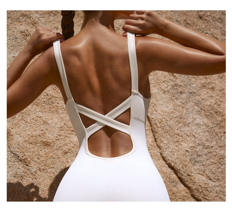 Seamless white shapewear bodysuit for women – body-hugging, stretchy and shaping, ideal for everyday wear.