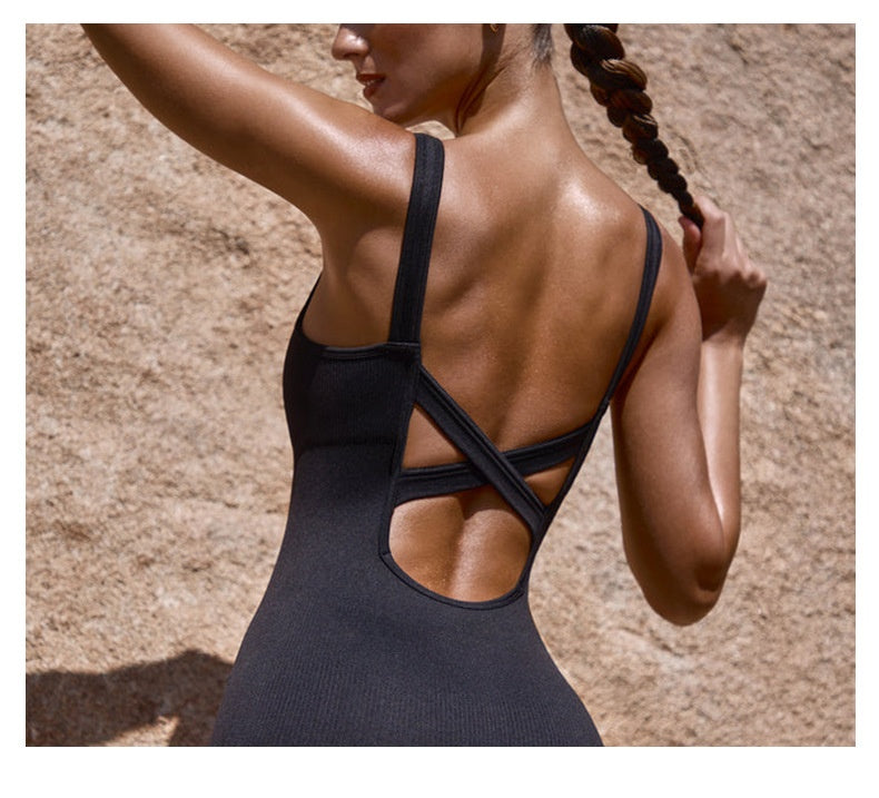 Seamless black shapewear bodysuit for women – body-hugging, stretchy and shaping, ideal for everyday wear.
